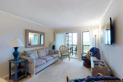 Image de 2nd-Floor Condo in Oceanfront Location w/WiFi, Screened-In Balcony, Shared Pool
