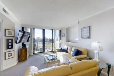 Image de Wonderful condo with private washer/dryer, balcony, and pool/tennis