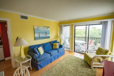 Image de Comfortable Condo with WiFi, Washer/Dryer, Porch & Shared Pool/Tennis/Day Dock