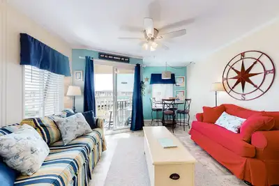 Image de Third-floor courtyard condo with balcony, WiFi, pools, hot tub & putt-putt