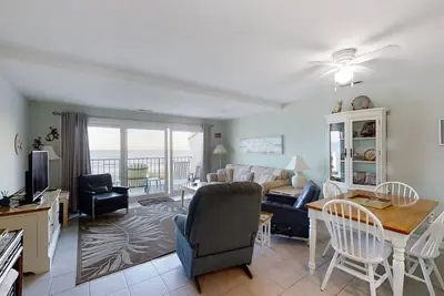Image de Oceanfront, 2nd-Floor Condo with Great Ocean View, Balcony, WiFi & Shared Pool