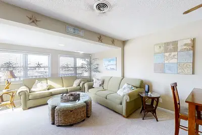 Image de Canal-Front Condo with 5' Deep Water Boat Slip, Ac, W/D & Walkable Location