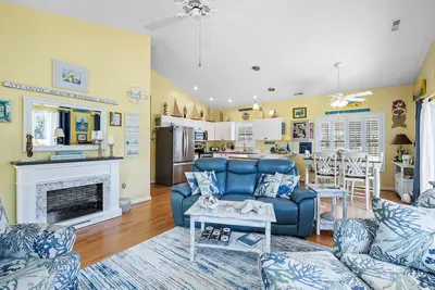 Image de Centrally located cottage with WiFi, laundry & fenced yard - walk to the beach