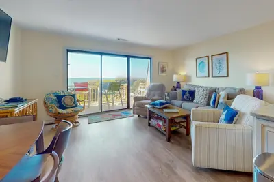 Image de Multi-level, oceanfront condo with WiFi, W/D, & community pool/tennis courts