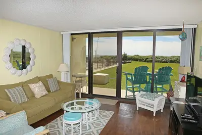 Image de Ground-Level, Oceanfront Condo with Beach Access, WiFi, W/D & Shared Pool