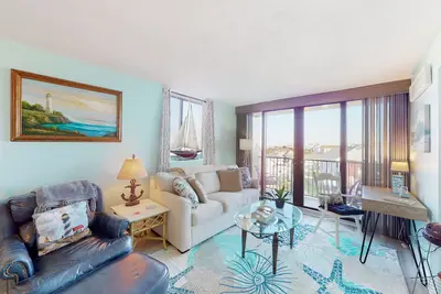 Image de Fourth-floor side condo at oceanfront resort with pools, hot tub & beach access