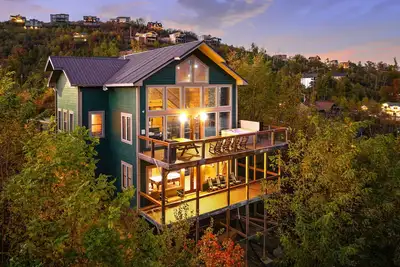 Image de Gorgeous, Three-Story Cabin w/ Free Attraction Tickets, Game Room, & Hot Tub