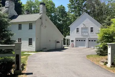 Image de “Carriage House” Walking Distance Private 5 Acres.