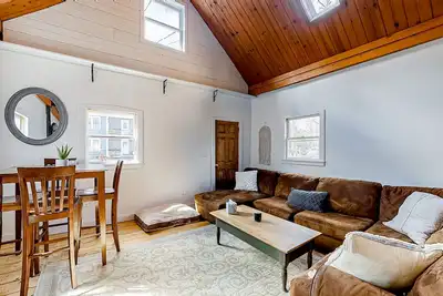 Image de Dog-Friendly cottage w/ close to Okemo Resort, firepit, bbq, swimming hole, w/d