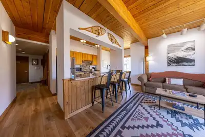 Image de Amazing location, free shuttle bus with a hot tub and deck with beautiful views!