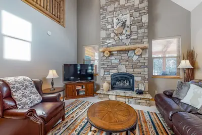 Image de Family-Friendly Abode near River w/ Fireplace, 2 Living Areas, WiFi & Firepit