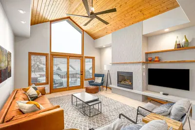 Image de Professionally Decorated Townhome w/2 Fireplaces & Mtn Views - Walk to Gondola