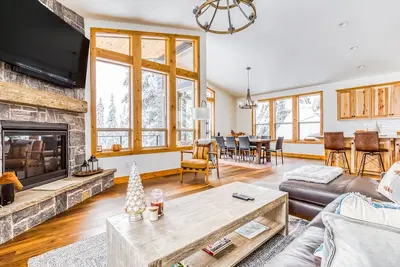 Image de Beautiful, Modern Alpine Home - Private Hot Tub, Gas Fireplaces, Walk to Dining