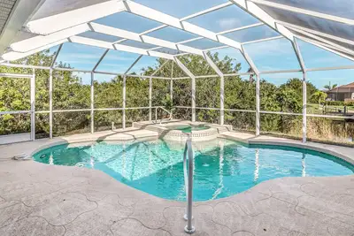Image de Dog-friendly home with private heated pool, grill, A/C, & washer/dryer