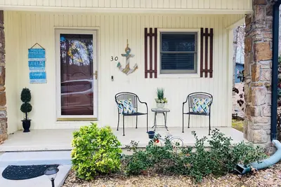 Image de Serene Partial Lakeview Kayaks access to golf, lakes, hiking and more.