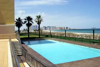 Image de Penthouse en bord de mer avec Wi-Fi et piscine