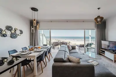 Image de \"Beachfront Atlantic Sunset A07\" avec piscine partagée, vue sur mer et Wi-Fi.