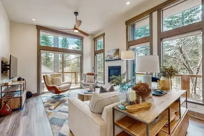 Image de New, mountain-modern cabin with gas fireplace & great location