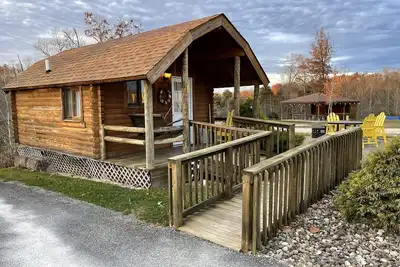 Image de Cozy cabin hideaway with patio #1