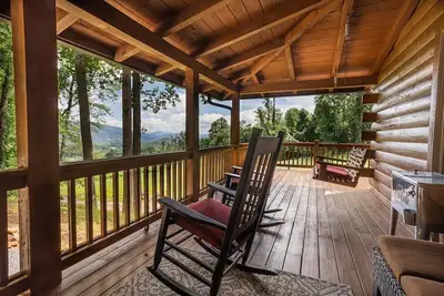 Image de Trailblazers Cabin | Newly Renovated Log Cabin | Mountain Views and Hot Tub