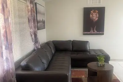 Image de Comfortable 4-bedroom Stay in Easy Going Cal-City!