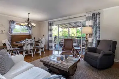 Image de 10min to Ut, 2 kitchens, 7 beds in 4 bedrooms, 2 baths, hot tub, firepit, arcade