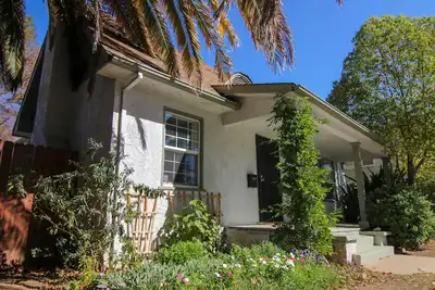 Image de Charming Two Room Bungalow with Patio and Backyard Near Downtown