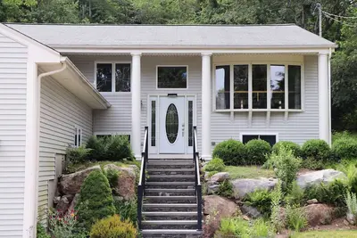 Image de Near Narrow River, two living rooms, private backyard