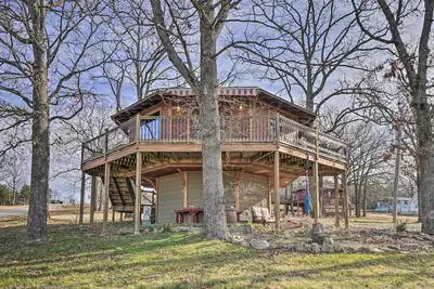 Image de 'Sunset Bluff Treehouse': On Bull Shoals Lake!
