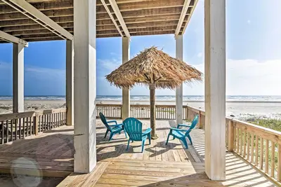 Beachfront Retreat: 16 Mi to Dtwn Freeport!