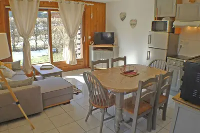 Image de T3 cosy avec terrasse, arrêt ski-bus, parking privé, animaux admis, proche centre-village