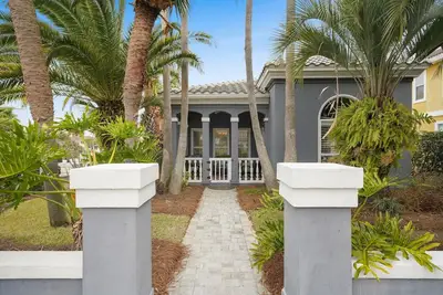 Image de Terra Palms: Beach cottage with community pool one block from the beach!