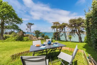 Bretagne, Cote de Granit Rose, Chalet belle vue mer, les pieds dans l'eau