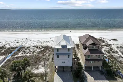 Image de Beach Beacon: Gorgeous Beachfront Home, Private Pool, Pet Friendly, Sleeps 24
