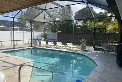 Image de Newly remodeled close to downtown and beaches 3/2 heated pool and screened lanai