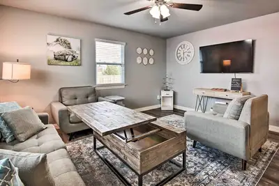 Image de Home: Grassy Yard, Walk to Bentonville Square