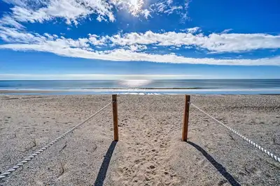 Image de Oak Island Beachfront Condo w/ Community Pool