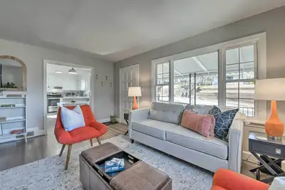 Image de Mid-Century Modern Cottage in Ardmore Area!