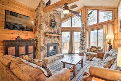 Image de 'Honey Bear Hideaway' w/ Hot Tub & Mtn Views!