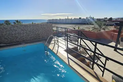 Image de Penthouse Suite avec piscine privée sur toit terrasse, vue mer, 50m de plage, Wifi
