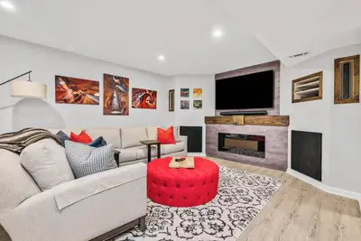 Image de Spacious Home Walkable to Long Lake - Knot on Call