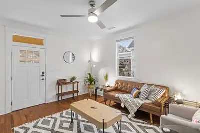 Image de Luxurious + Spacious 3 Br In Midtown, Large backyard, Near food+Bar