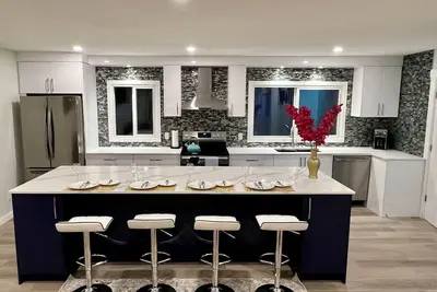 Image de Luxurious 3 Br Home in Central Calgary b\/W Airport & Downtown