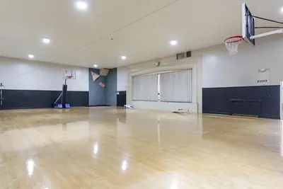 Image de McKinley Mansion Full Building w\/Bball gym, Arcades, 13000 sqft, Sleeps 70.
