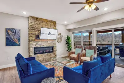 Image de Labor Day Open, Ultimate Luxury, Private Hot Tub, Game Room, Lake View, Wifi, & Free Tickets!