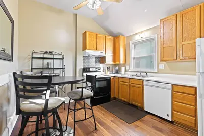 Cozy Town Home - Walk To Everything Downtown!