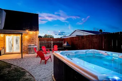 Image de ☆Stunning Derby Home☆ 5 King Beds, Hot Tub, Firepit