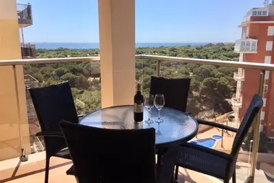 Image de Appartement confortable, lumineux et soigné, avec vue sur la mer, piscine partagée et Wi-Fi.