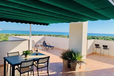 Image de Penthouse avec vue imprenable sur la mer et les montagnes, piscine partagée et Wi-Fi.