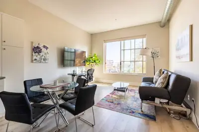 Image de Entire Quiet Santana Row Luxe Queen Bed Loft! Yours to call home!